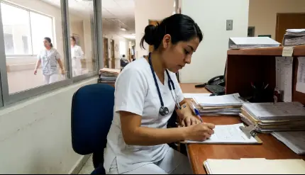 RVOE en Enfermería: qué es, por qué importa y cómo verificarlo en 2026