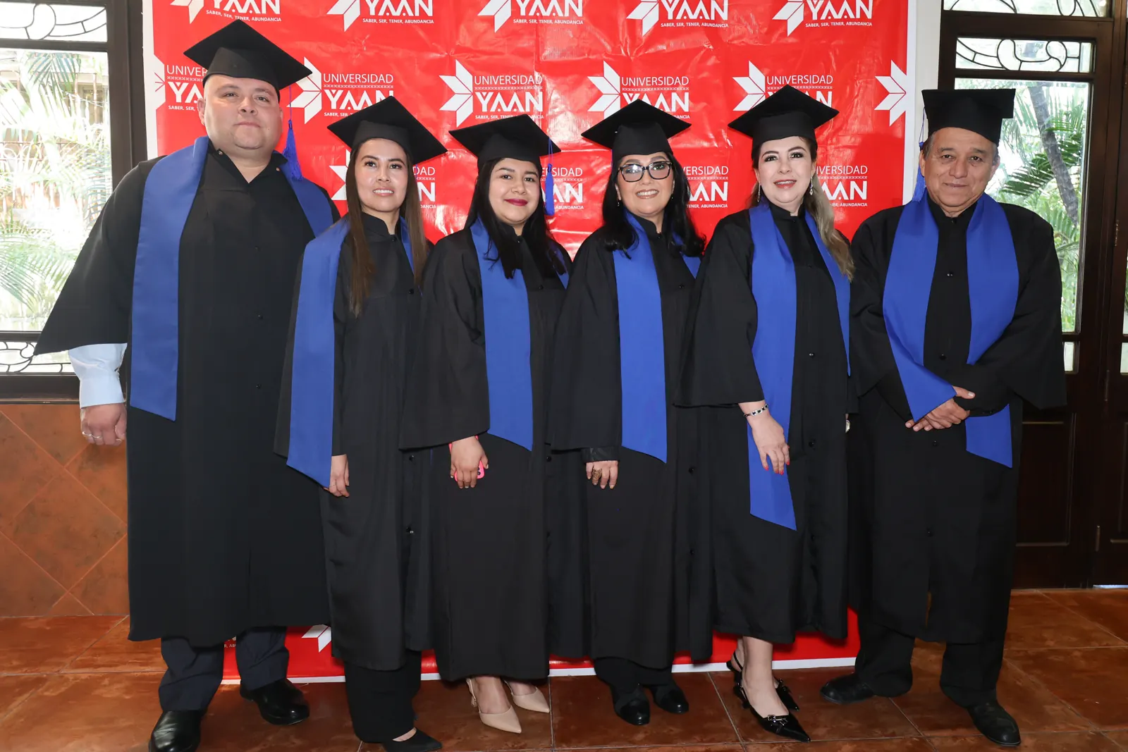 Egresados de Universidad YAAN en la ceremonia de graduación