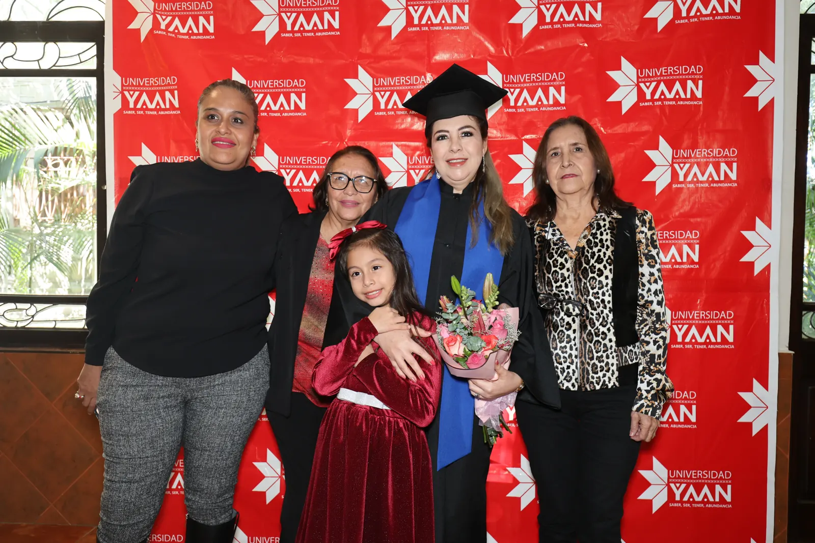 Egresada de Universidad YAAN con su familia el día de su graduación