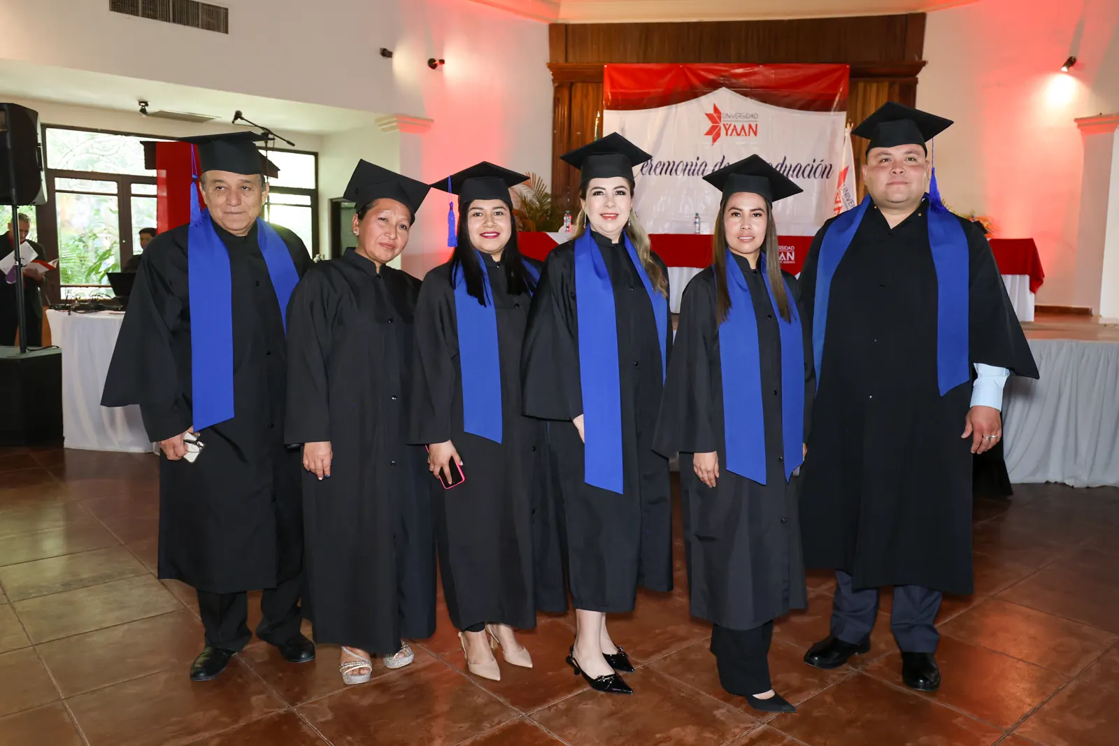 Egresados de Universidad YAAN en el salón de la ceremonia