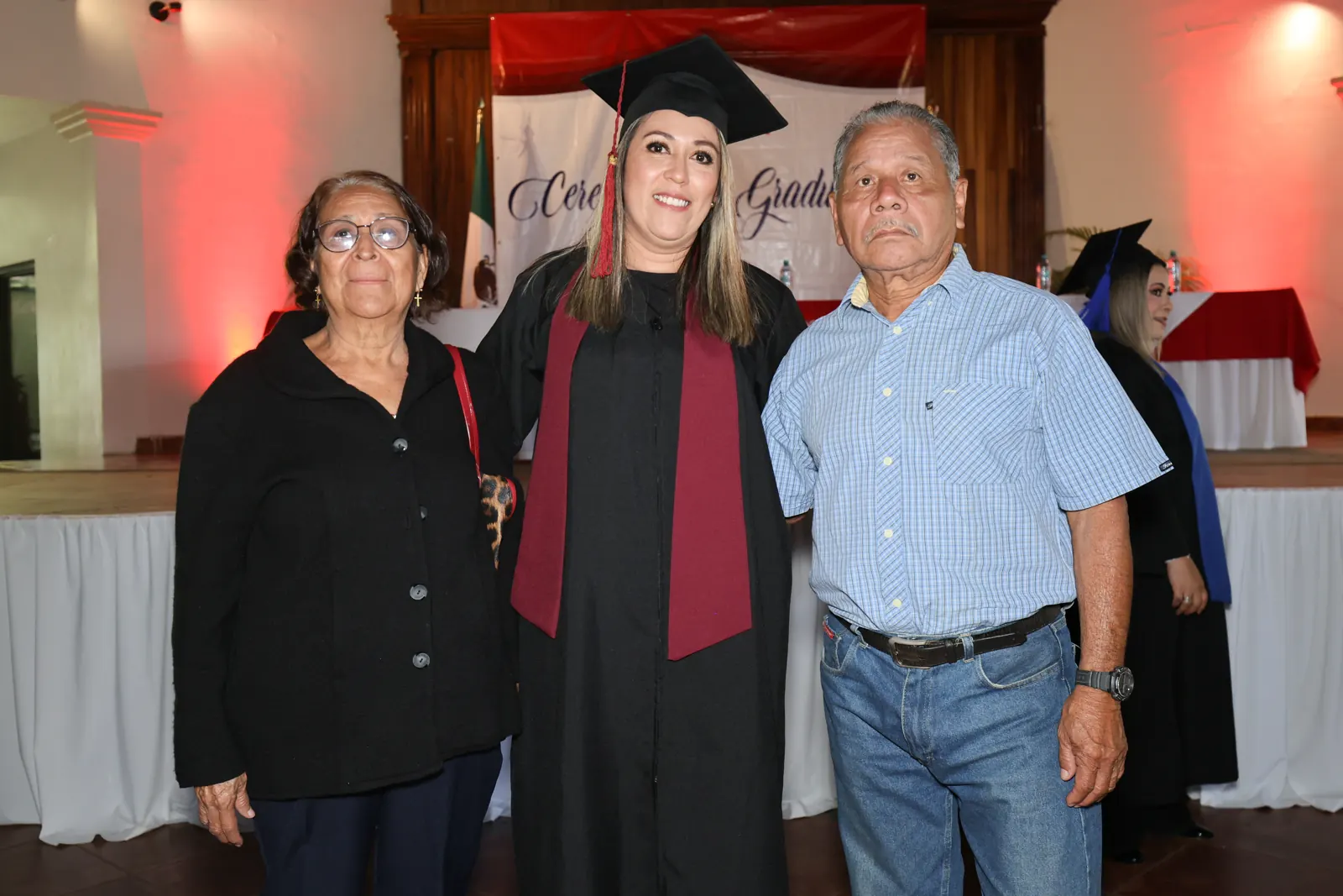 Egresada de Universidad YAAN con su familia en la ceremonia