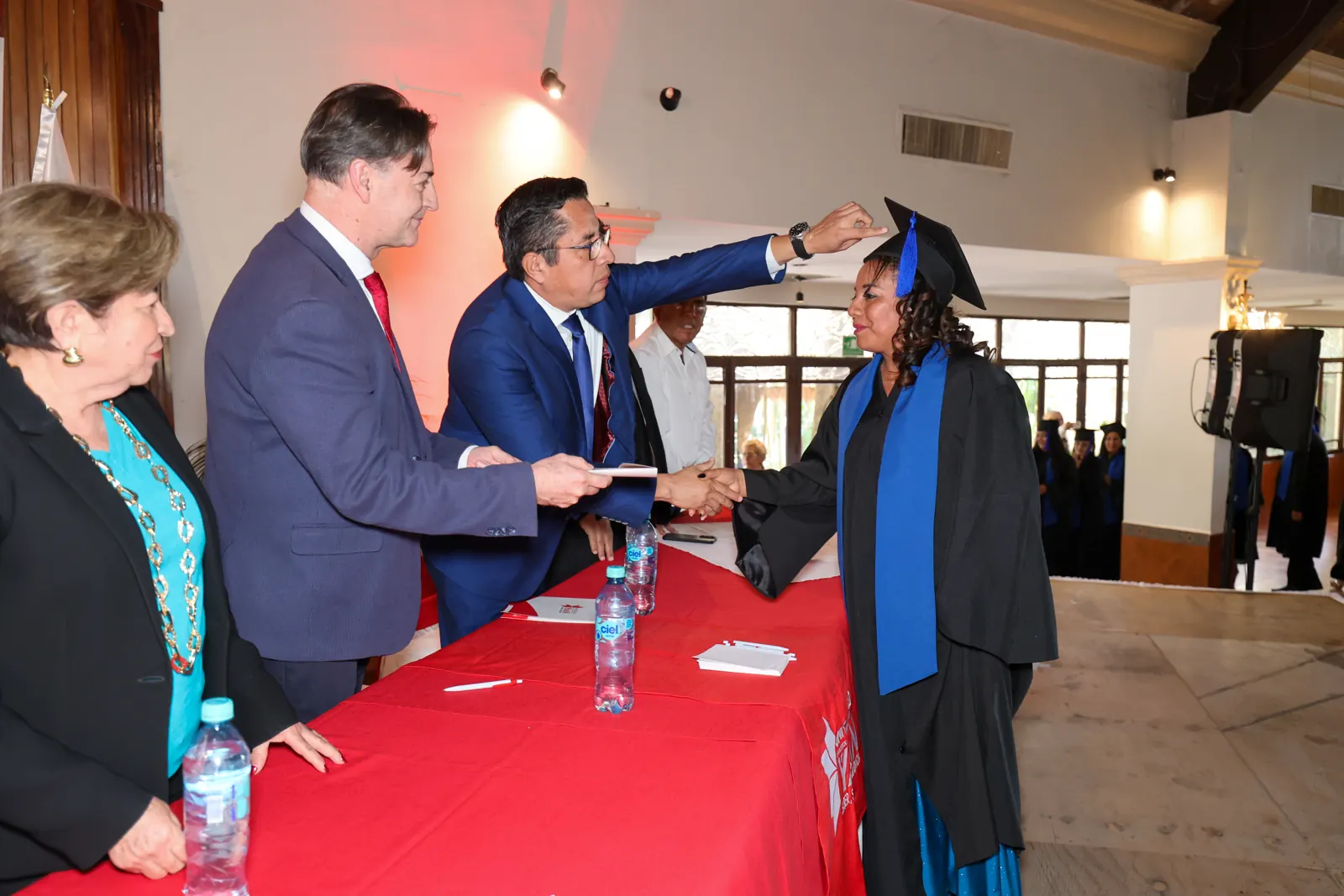 Entrega de documentos a una egresada de Universidad YAAN