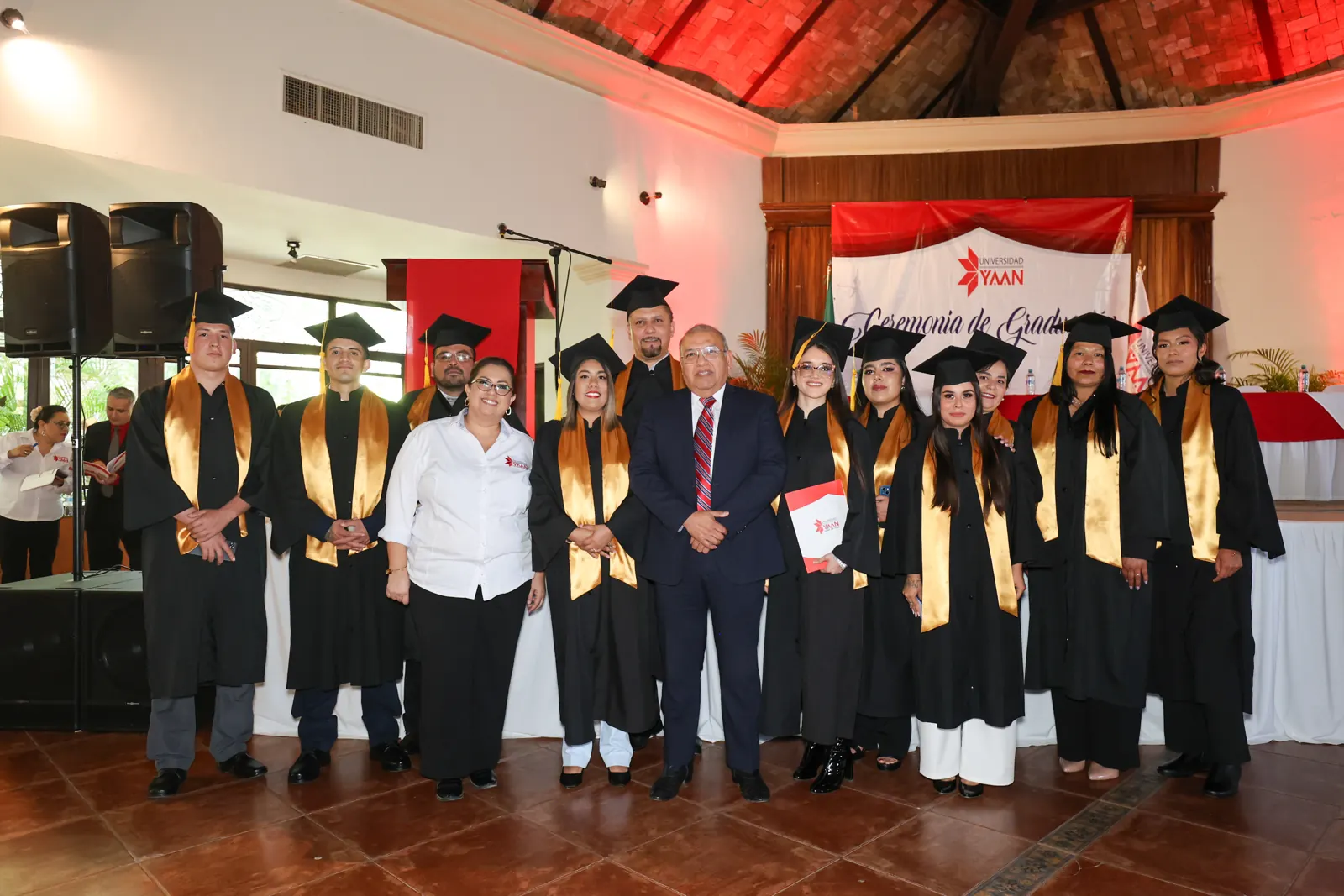 Egresados y autoridades de Universidad YAAN en la ceremonia