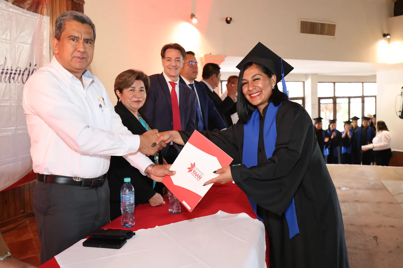 Egresada recibe su documento en la ceremonia de Universidad YAAN