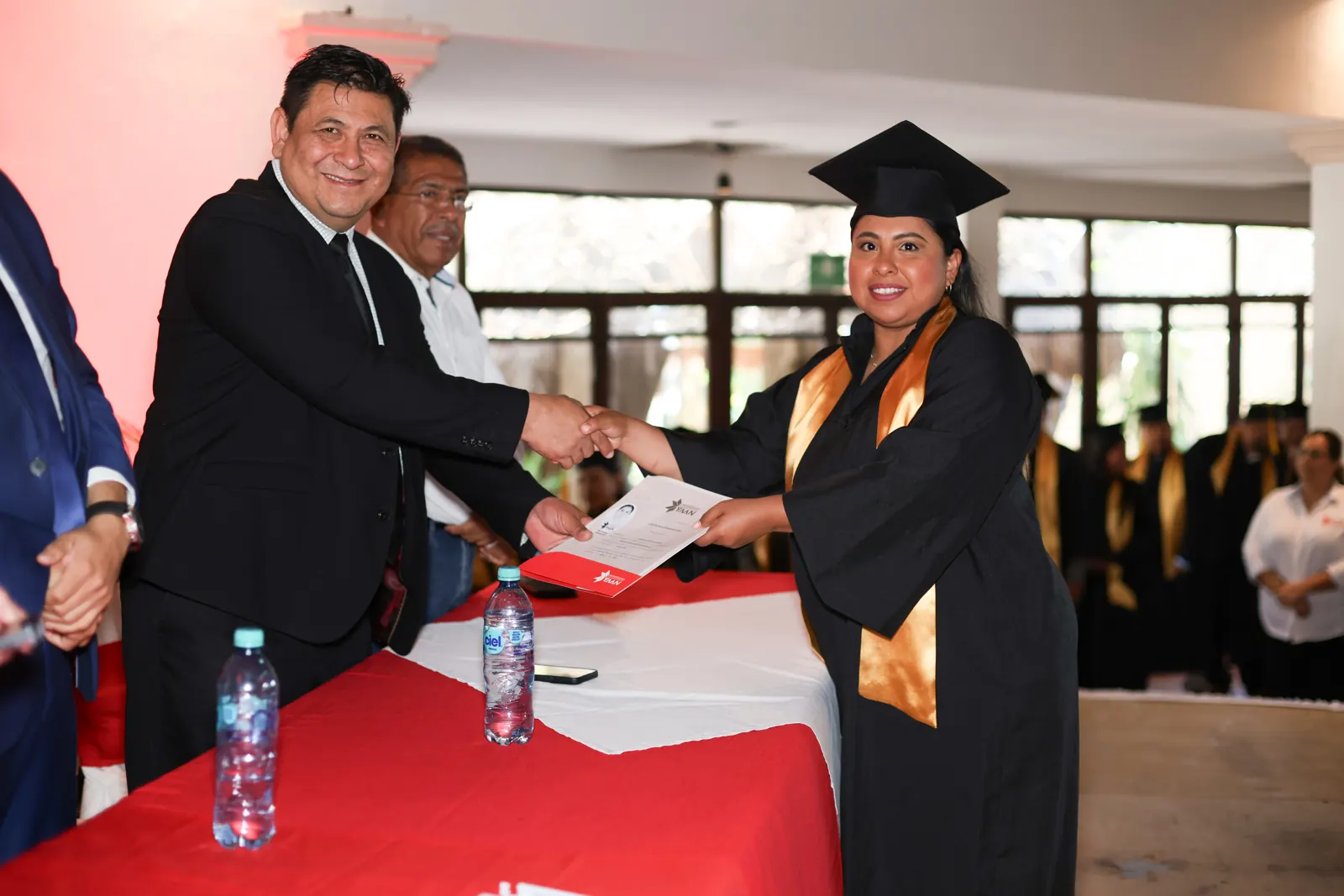 Egresada de Universidad YAAN recibe su documento de manos de las autoridades