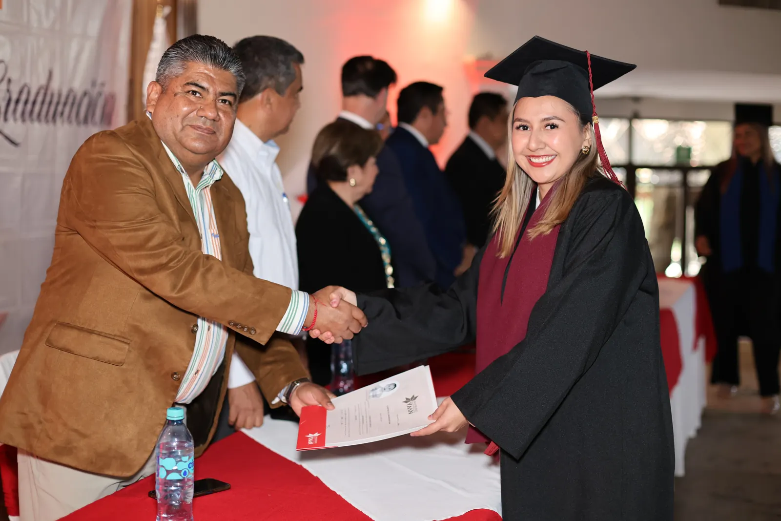Egresada de Universidad YAAN recibe su documento en la ceremonia de marzo