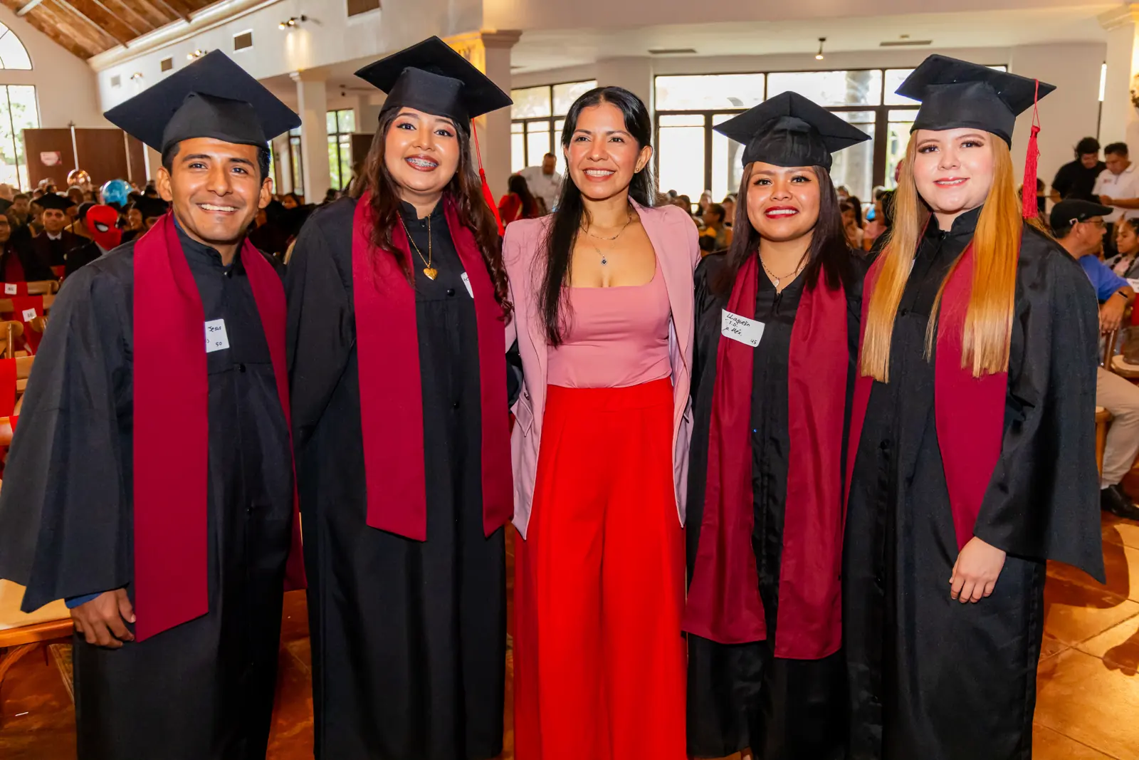Egresados de Universidad YAAN con toga y estola en la ceremonia de octubre