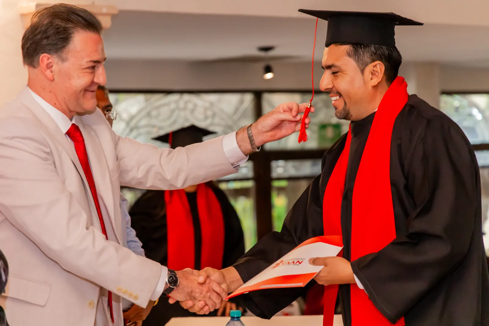 Egresado de Universidad YAAN recibe su título en la ceremonia de octubre
