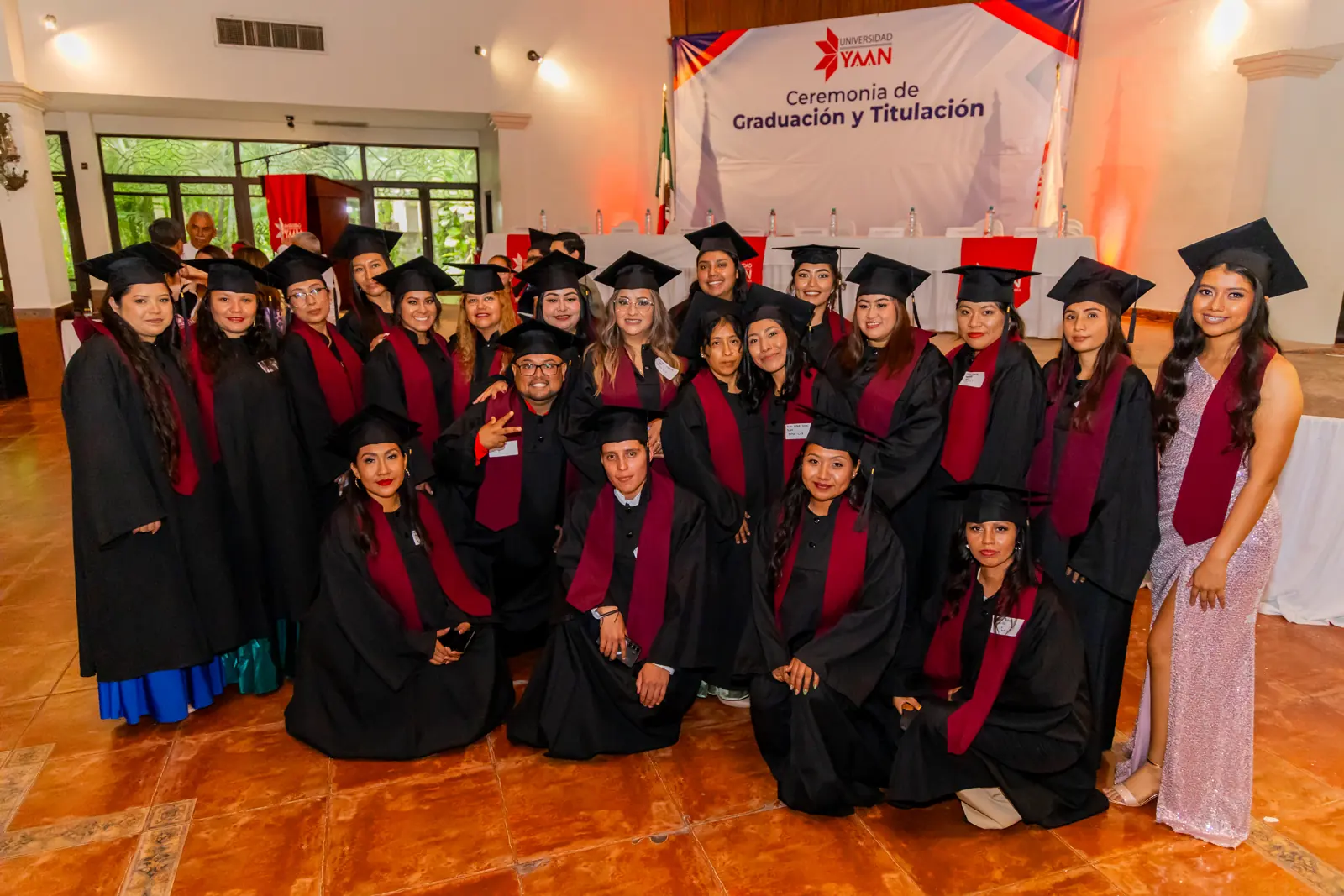 Egresados de Universidad YAAN reunidos al terminar la ceremonia de octubre