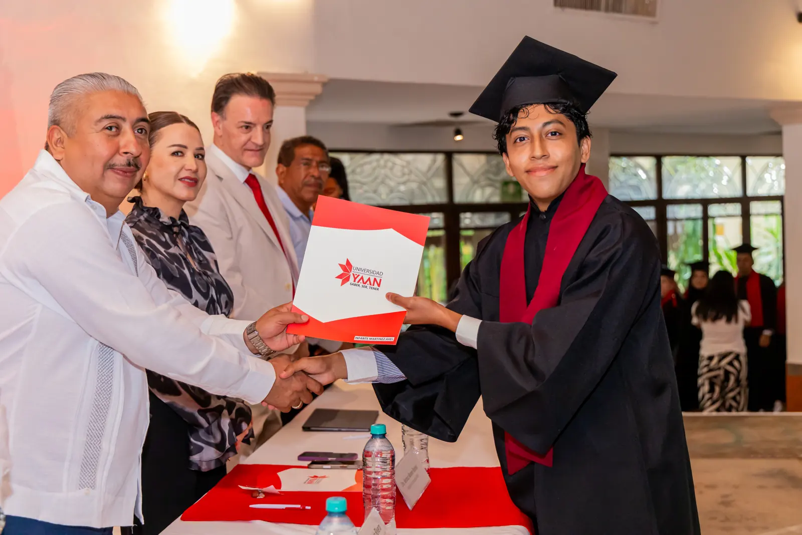 Entrega de documento a un egresado de Universidad YAAN