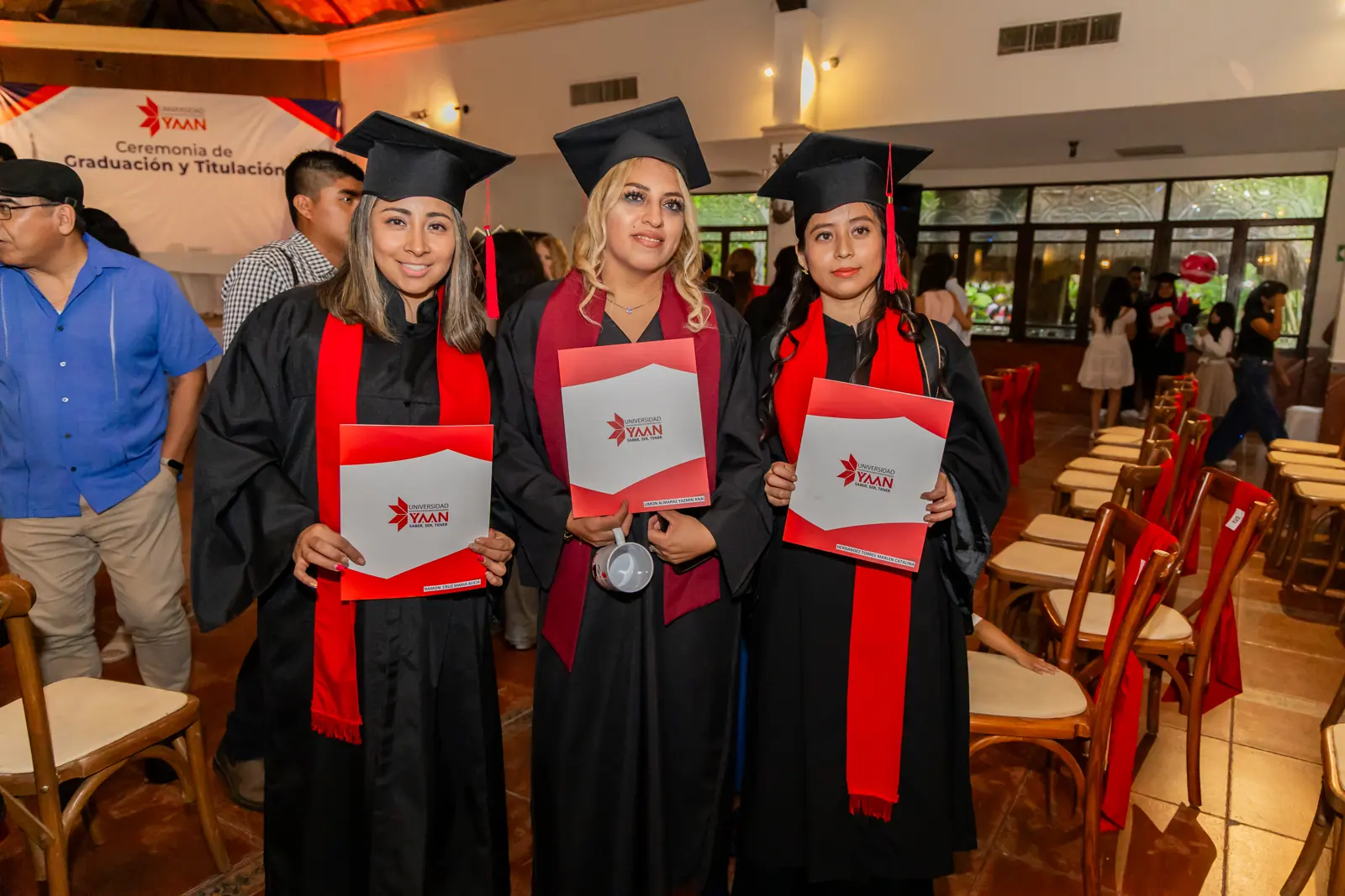 Tres egresadas de Universidad YAAN con sus documentos