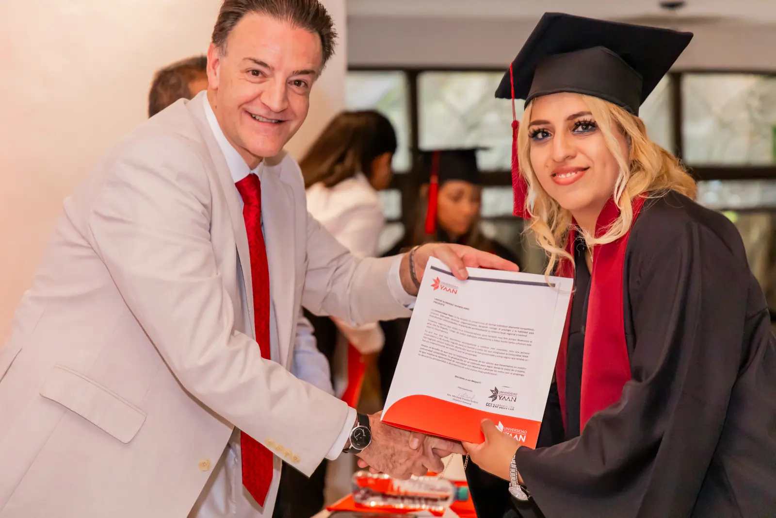 Egresada de Universidad YAAN recibe su documento de manos de las autoridades