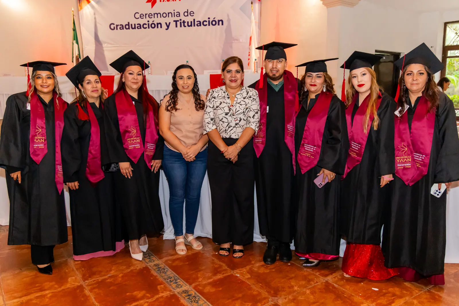 Egresados de Universidad YAAN con estola en la ceremonia de octubre